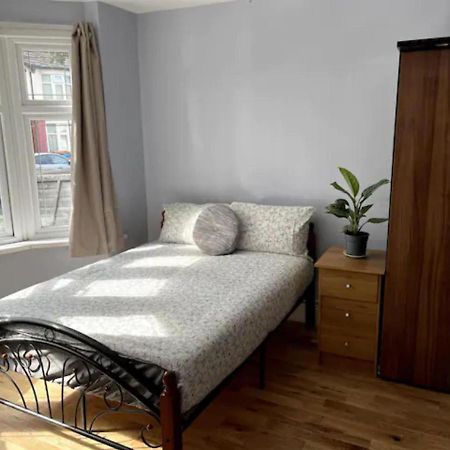 Modern 5 Bedroom Family House - 18 Mins To Station Londra Esterno foto