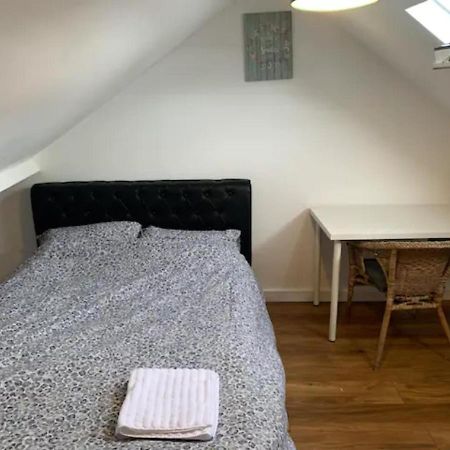 Modern 5 Bedroom Family House - 18 Mins To Station Londra Esterno foto