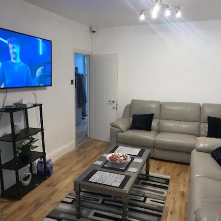 Modern 5 Bedroom Family House - 18 Mins To Station Londra Esterno foto