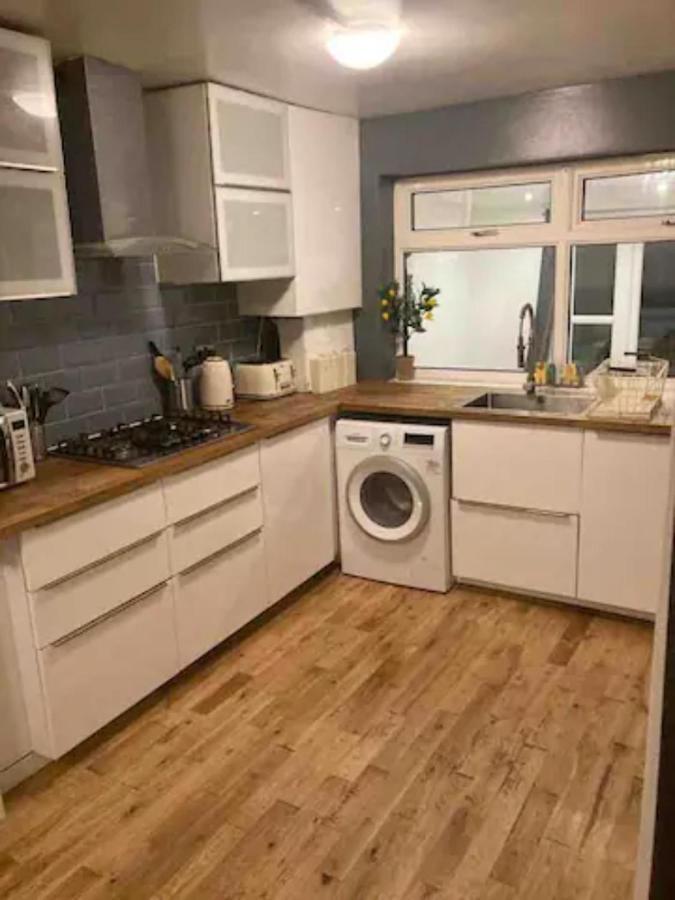 Modern 5 Bedroom Family House - 18 Mins To Station Londra Esterno foto