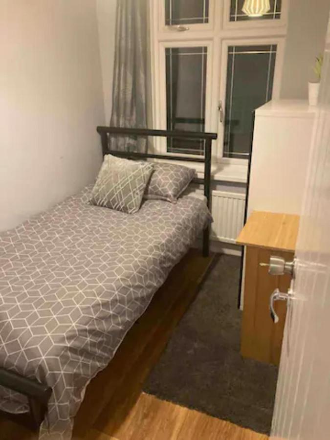 Modern 5 Bedroom Family House - 18 Mins To Station Londra Esterno foto