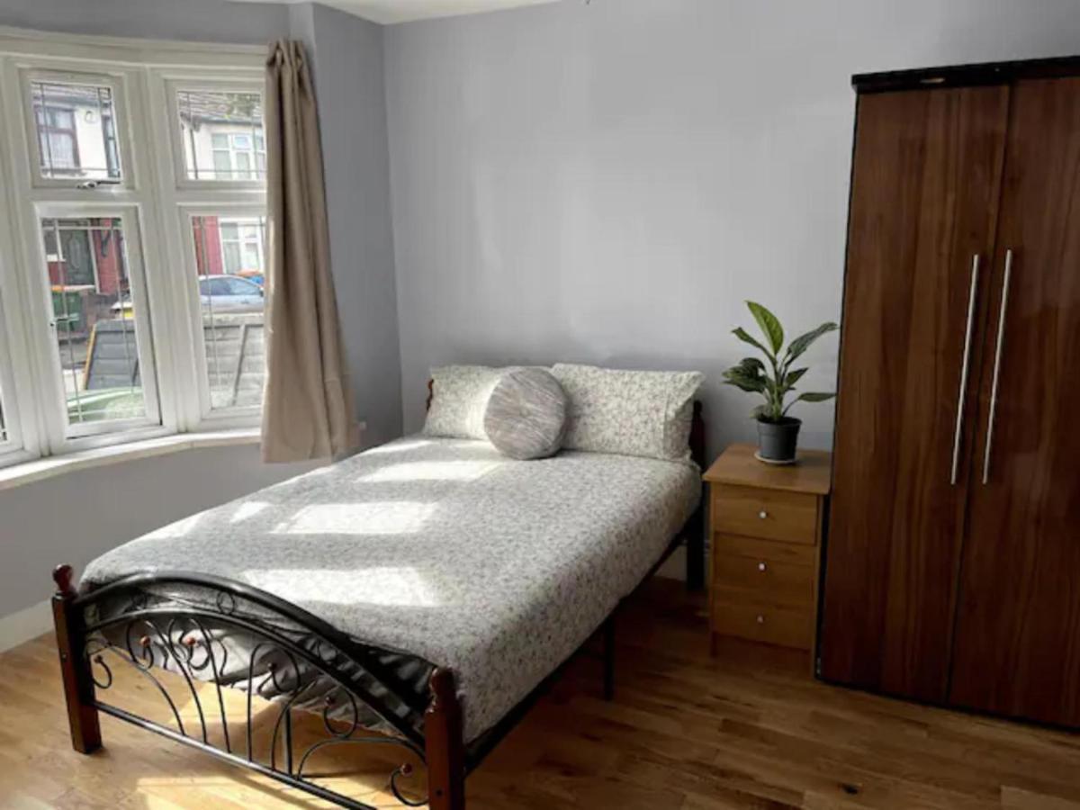 Modern 5 Bedroom Family House - 18 Mins To Station Londra Esterno foto