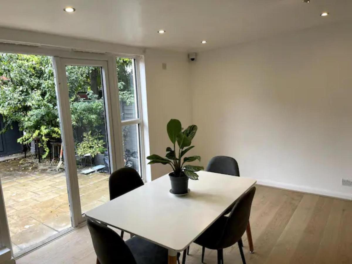Modern 5 Bedroom Family House - 18 Mins To Station Londra Esterno foto