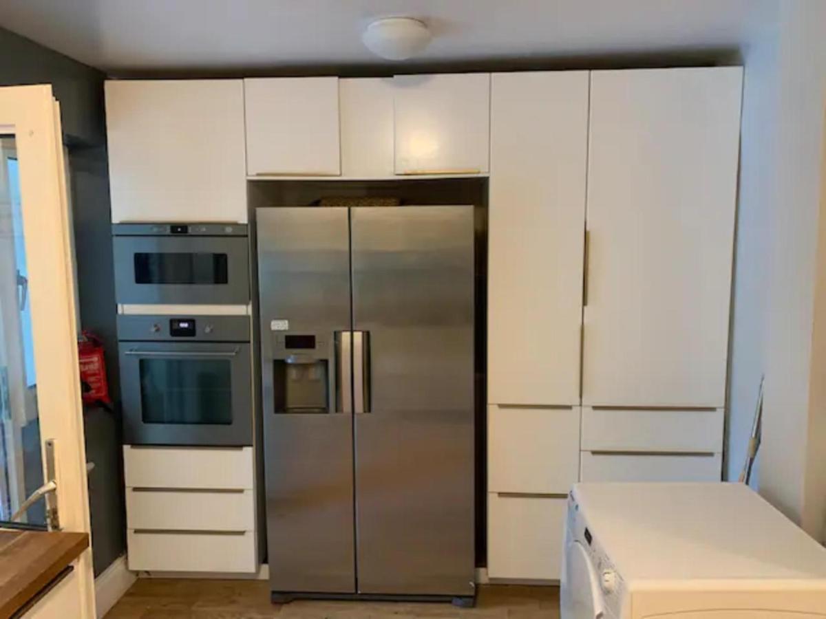 Modern 5 Bedroom Family House - 18 Mins To Station Londra Esterno foto