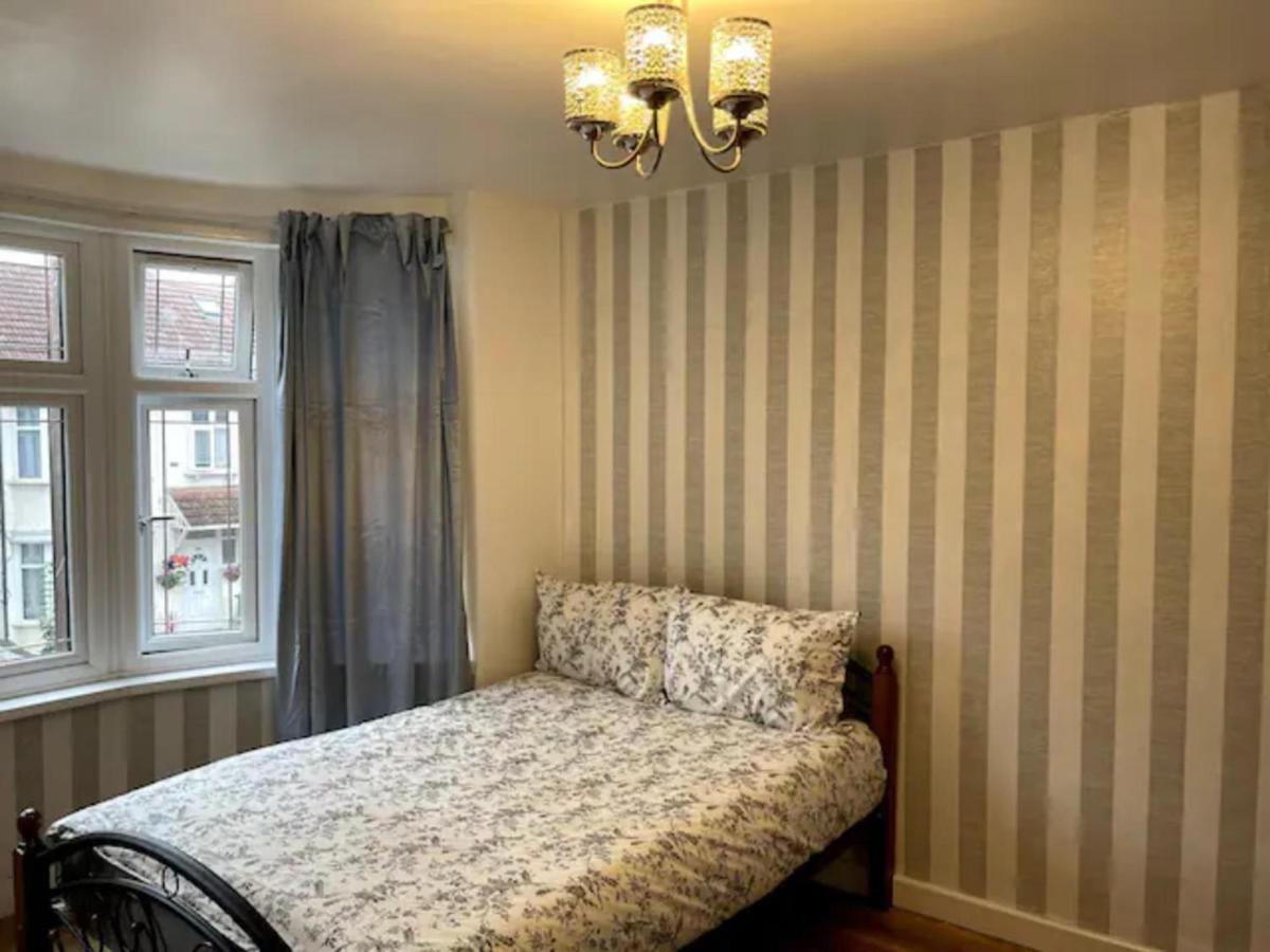 Modern 5 Bedroom Family House - 18 Mins To Station Londra Esterno foto