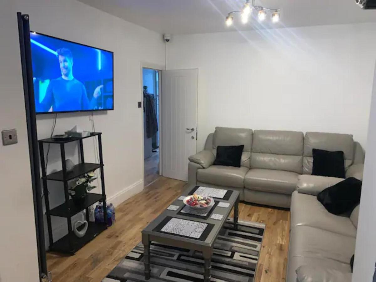 Modern 5 Bedroom Family House - 18 Mins To Station Londra Esterno foto