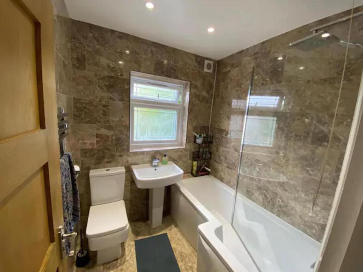Modern 5 Bedroom Family House - 18 Mins To Station Londra Esterno foto